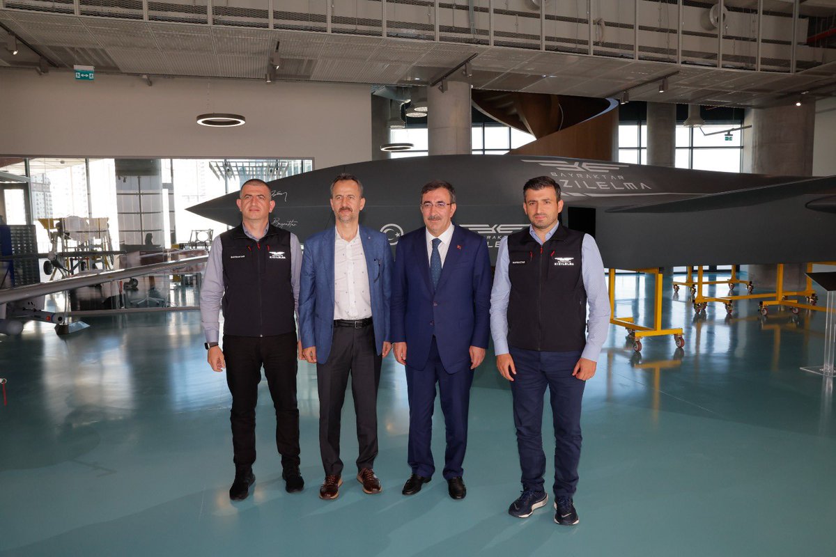 Savunma sanayimizin gelişimine önemli katkılarda bulunan BAYKAR’ın teknoloji merkezini ziyaret ettik.

Yerli ve milli imkanlarla ülkemizin gelişimine katkıda bulunan Yönetim Kurulu Başkanı Sn.<a href="/Selcuk/">Selçuk Bayraktar</a> ve CEO Sn.<a href="/haluk/">Haluk Bayraktar</a> başta olmak üzere tüm BAYKAR çalışanlarına teşekkür ediyorum.