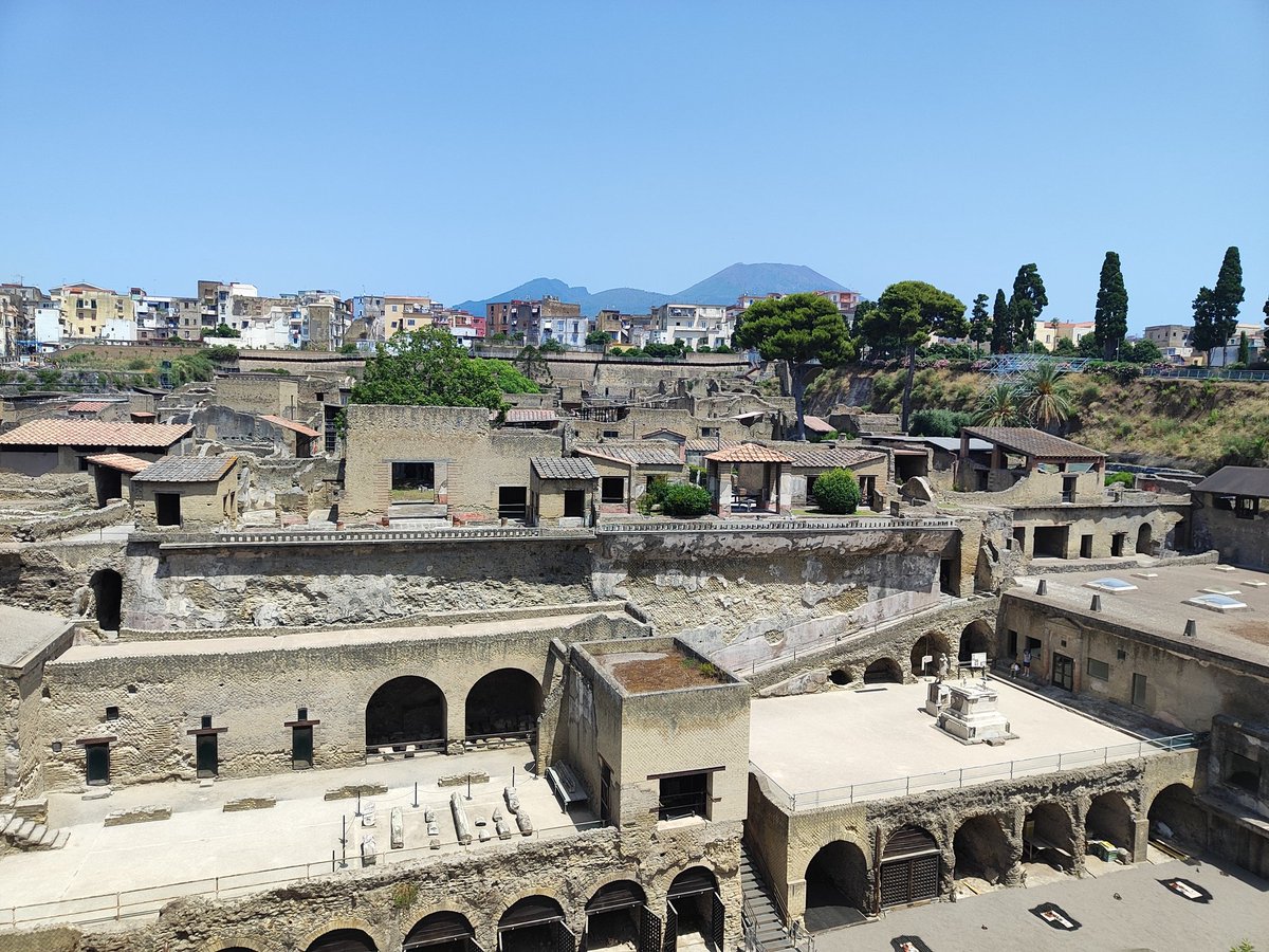 Herculaneum, before or after Pompeii you have to visit this place. 🇮🇹