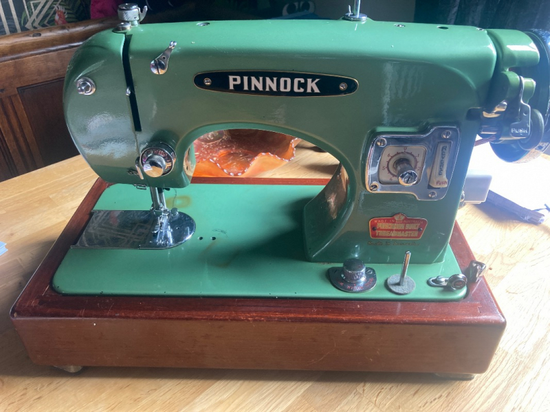 OFFERED: Antique Pinnock Sewing Machine  (Firgrove OL16) ilovefreegle.org/message/100879…