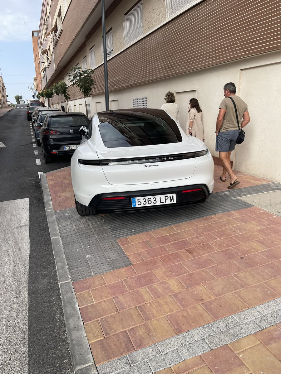 AlejandrooGaA's tweet photo. @AytoLorca @LorcaPolicia @Pencho_Gil Por fin dejará de ocurrir esto? https://t.co/l6Q6VB687x