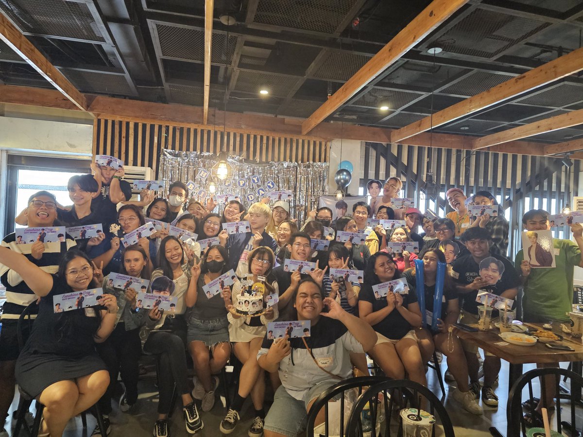 TingforTawan's tweet photo. Super happy na finally its done. And thank you so much po sa lahat 💙😊. 

Ang unti ng picture ko super busssy. 

#KaARAWanniTAWAN 
#Taytawan32ndBirthday 
#Tawan_V https://t.co/7GmuO7DGvG
