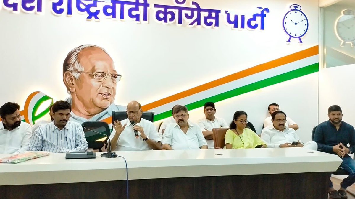 PawarSpeaks's tweet photo. आज नाशिक जिल्ह्यातील राष्ट्रवादी युवक काँग्रेसच्या पदाधिकाऱ्यांनी आपला पाठिंबा दर्शवण्यासाठी ���ुंबई प्रदेश कार्यालय येथे भेट घेतली. दरम्यान उपस्थित सर्व पदाधिकाऱ्यांशी संवाद साधला, यावेळी प्रदेशाध्यक्ष जयंतराव पाटील, राष्ट्रीय कार्याध्यक्ष खा. सुप्रियाताई सुळे, राष्ट्रीय सरचिटणीस जितेंद्र आव्हाड उपस्थित होते. तसेच यावेळी राष्ट्रवादी युवक काँग्रेसचे प्रदेशाध्यक्ष महेबुब शेख, कार्याध्यक्ष पुरुषोत्तम कडलक, चंदन पाटील नागराळकर व युवक पदाधिकारी मोठ्या संख्येने उपस्थित होते.