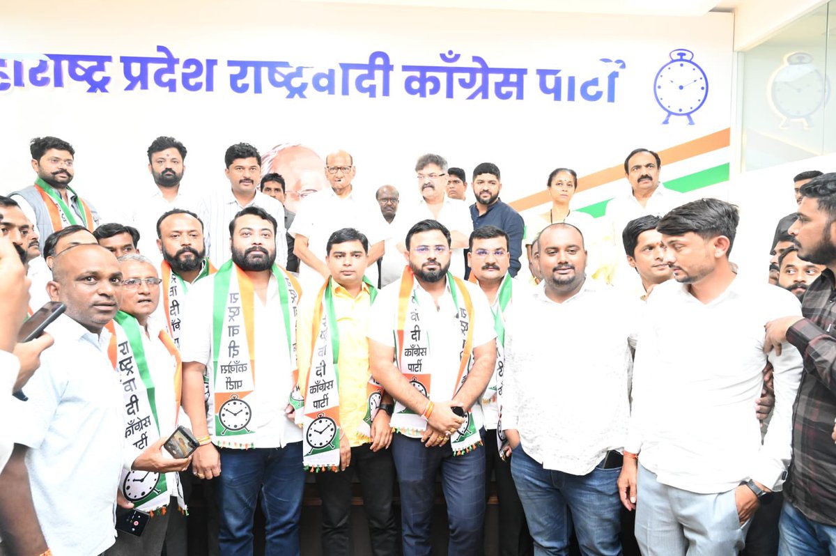 PawarSpeaks's tweet photo. आज नाशिक जिल्ह्यातील राष्ट्रवादी युवक काँग्रेसच्या पदाधिकाऱ्यांनी आपला पाठिंबा दर्शवण्यासाठी ���ुंबई प्रदेश कार्यालय येथे भेट घेतली. दरम्यान उपस्थित सर्व पदाधिकाऱ्यांशी संवाद साधला, यावेळी प्रदेशाध्यक्ष जयंतराव पाटील, राष्ट्रीय कार्याध्यक्ष खा. सुप्रियाताई सुळे, राष्ट्रीय सरचिटणीस जितेंद्र आव्हाड उपस्थित होते. तसेच यावेळी राष्ट्रवादी युवक काँग्रेसचे प्रदेशाध्यक्ष महेबुब शेख, कार्याध्यक्ष पुरुषोत्तम कडलक, चंदन पाटील नागराळकर व युवक पदाधिकारी मोठ्या संख्येने उपस्थित होते.