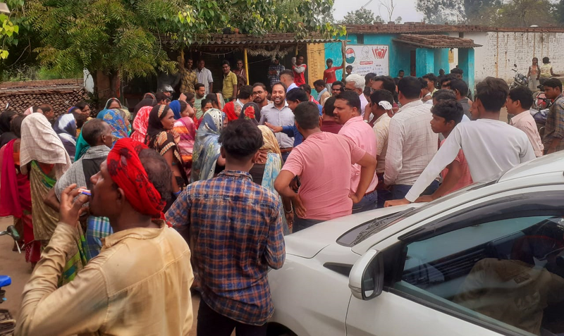 sankrantimedia's tweet photo. गेवरा-कोरबा-छत्तीसगढ़:- साउथ ईस्ट कोलफील्ड लिमिटेड क्षेत्रांतर्गत एसईसीएल गेवरा परियोजना के ग्राम पंचायत अमगांव के ग्रामीण आज नापी सर्वे करनें आए अधिकारियों को रोका और कहा कि पूर्व के आधा दर्जन ग्रामों के बसाहट मुआवजा रोजगार सहित अन्य प्रकरण लंबित है,

https://t.co/Dr65Uuunjk https://t.co/P5aFgc1eVH