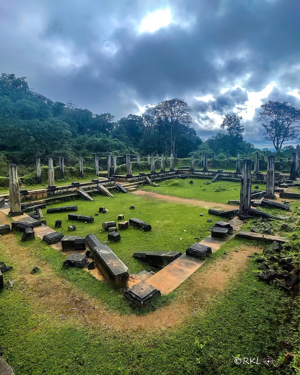 OmkaraRoots's tweet photo. #Snake Shrine #Kavaledurga🐍🍀#Tirthahalli, #Karnataka
In #Hinduism, #Buddhism and #Jainism, the #Nāga or #Nagi are divine, semi-divine deities, or a semi-divine race of half-human half-serpent beings that reside in the netherworld (#Patala) and can occasionally take human form. https://t.co/BTLOl8tVKT