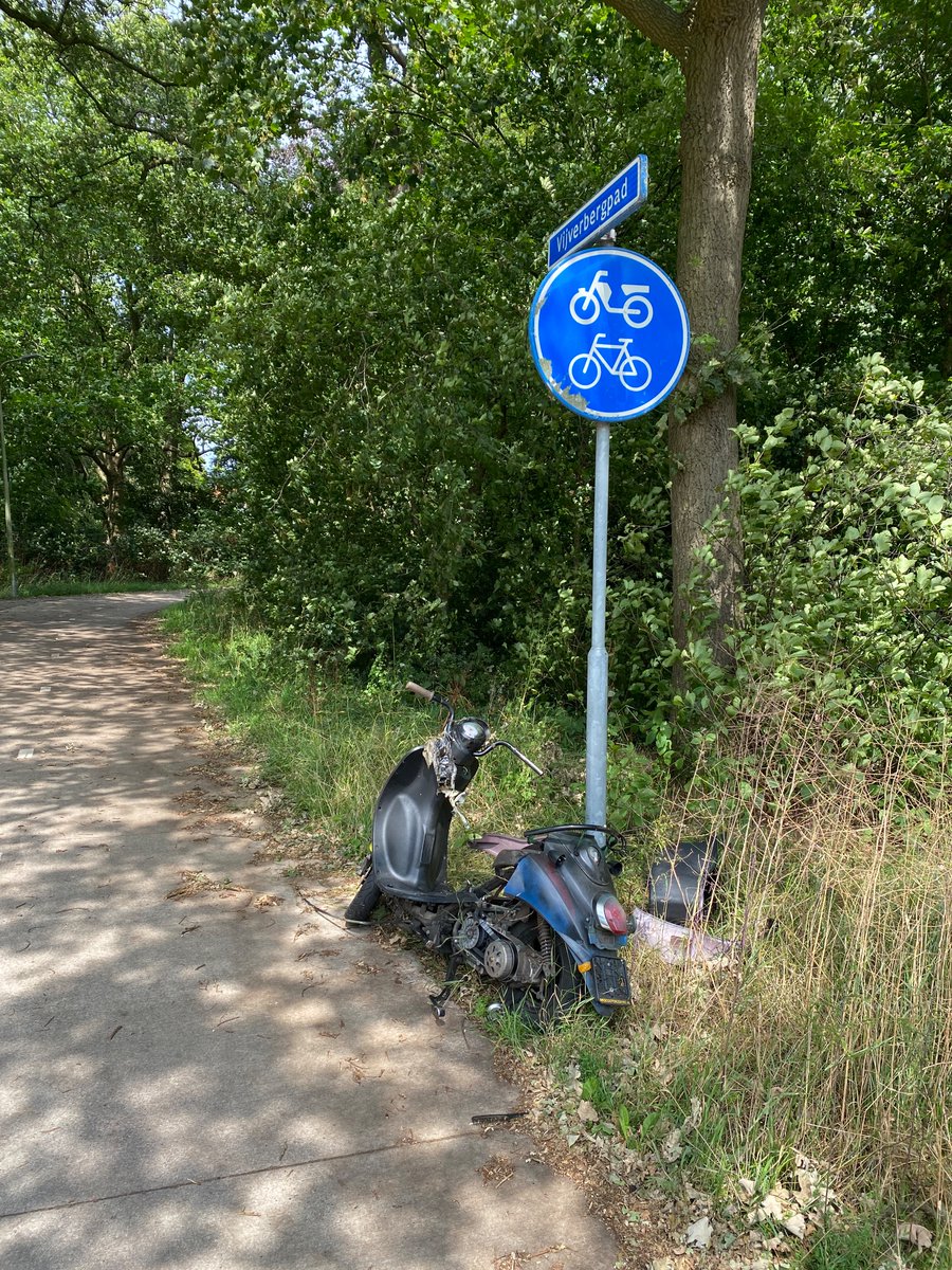 stevenophoff's tweet photo. @Gemeente_Zwolle Iemand is z’n scooter vergeten. https://t.co/ywk35xM38X