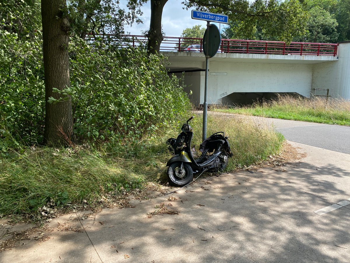 stevenophoff's tweet photo. @Gemeente_Zwolle Iemand is z’n scooter vergeten. https://t.co/ywk35xM38X