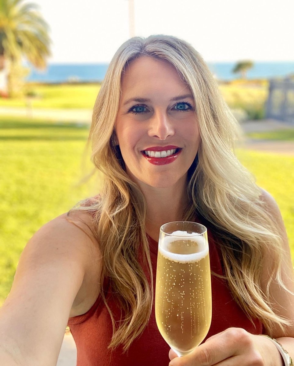 3WMagazine's tweet photo. Happy Birthday to our fantastic 3W Magazine co-founder Leslie Zanoff!
.
.
.
#3wmag #3wmagazine #thegoldbubble #kasieandleslie #femalefounders #brilliantwomen #womensupportwomen #publishersofinstagram #localmagazine #nonprofitevents #smallbusinessowners #northwestarkansas #bentonv https://t.co/bnKG9XMqyT