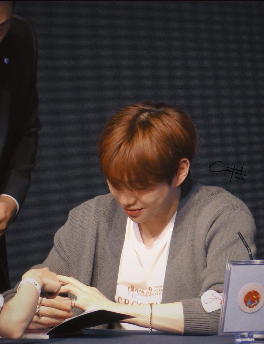 CATCHDanielK's tweet photo. Makestar fansign event⬇️

다니엘에게 우리가 전�� 했던 반지를 끼워봤는데...
손가락에 끼웠을 때 조합이 잘 안 됐지만...
자기도 나중에 DK의 조합구조를 알게 됐는데..
반응이 정말 귀여웠어요..

#강다니엘 #KangDaniel #姜丹尼尔 #カンダニエル #คังแดเนียล https://t.co/DYJ54SmtPm