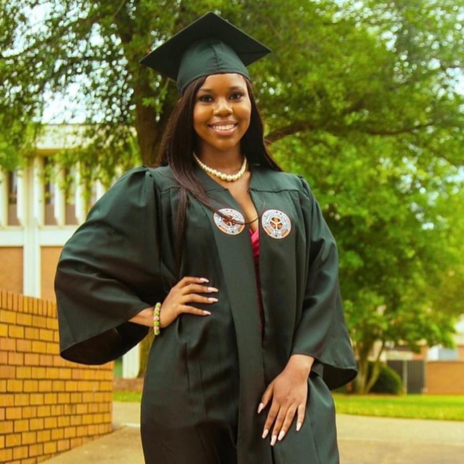 makedamclune's tweet photo. #BreakingNews Soror
Carlethia #CarleeRussell, 25,
has been found ALIVE!
Best news ever!
#Carlee was lured &amp; possibly kidnapped when she stopped to help a toddler. #BlackAndMissing
#SundayVibes #GodIsReal #PraiseGod #humantraffickingawareness #humantrafficking https://t.co/VaIhLJl6iM