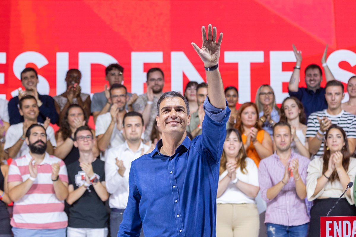 PSOE's tweet photo. 🌹 @sanchezcastejon: El #23J tenemos que ir a votar por una España que camina unida en su diversidad y no por una España en la que solo caben PP y Vox.

#VotaPSOE #EspañaAvanza #Adelante

➕ INFO. ⤵️
https://t.co/k570QiR8Nx https://t.co/aQsAaBEv1m