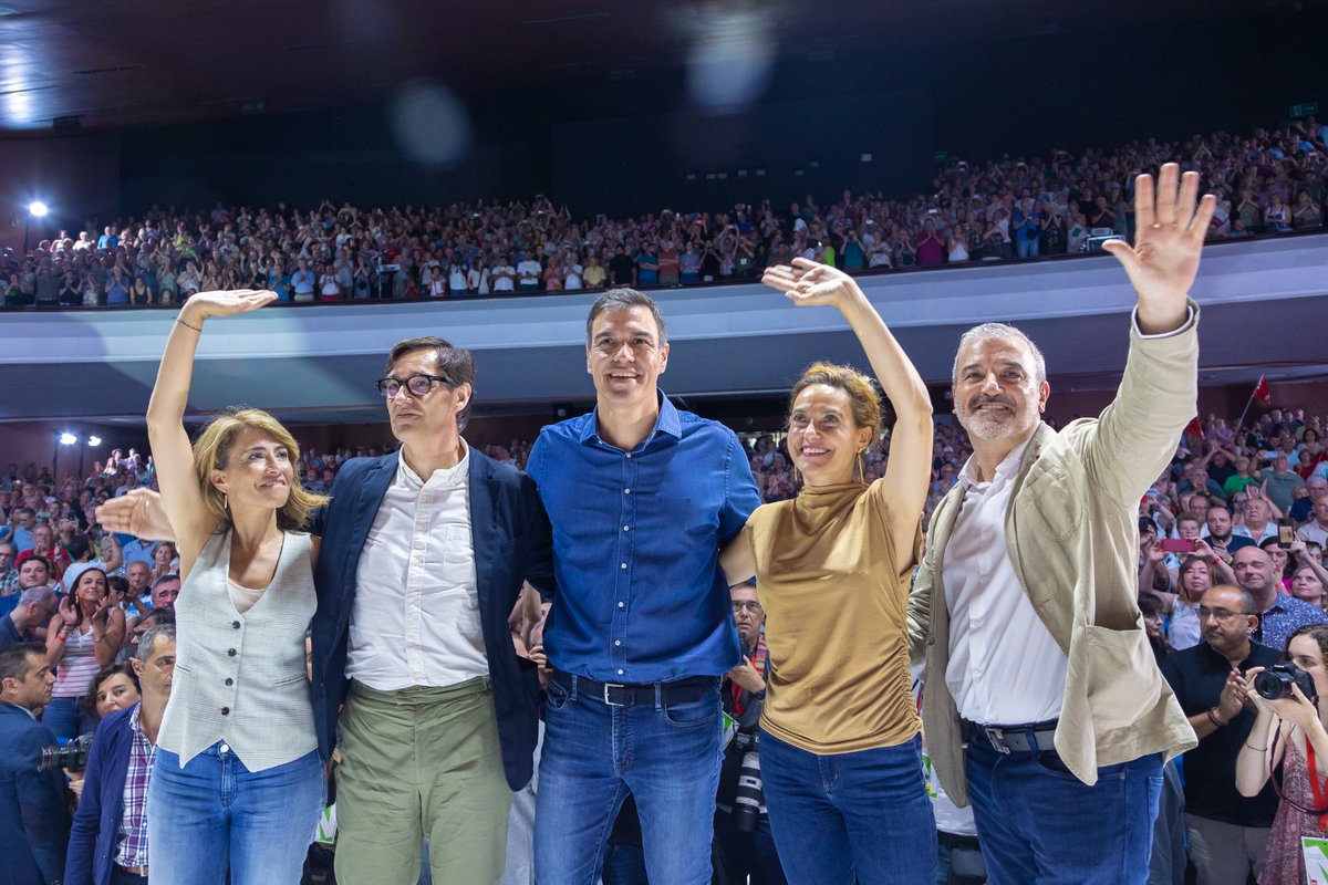 PSOE's tweet photo. 🌹 @sanchezcastejon: El #23J tenemos que ir a votar por una España que camina unida en su diversidad y no por una España en la que solo caben PP y Vox.

#VotaPSOE #EspañaAvanza #Adelante

➕ INFO. ⤵️
https://t.co/k570QiR8Nx https://t.co/aQsAaBEv1m