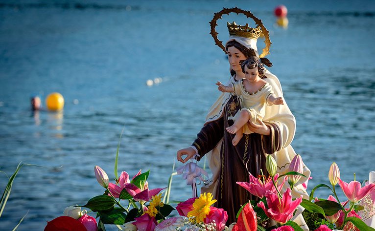 Salve, Estrella de los mares. 

Feliz día a todos los que llevamos el
Carmelo en el corazón. 
#VidaDulzuraYEsperanzaNuestra