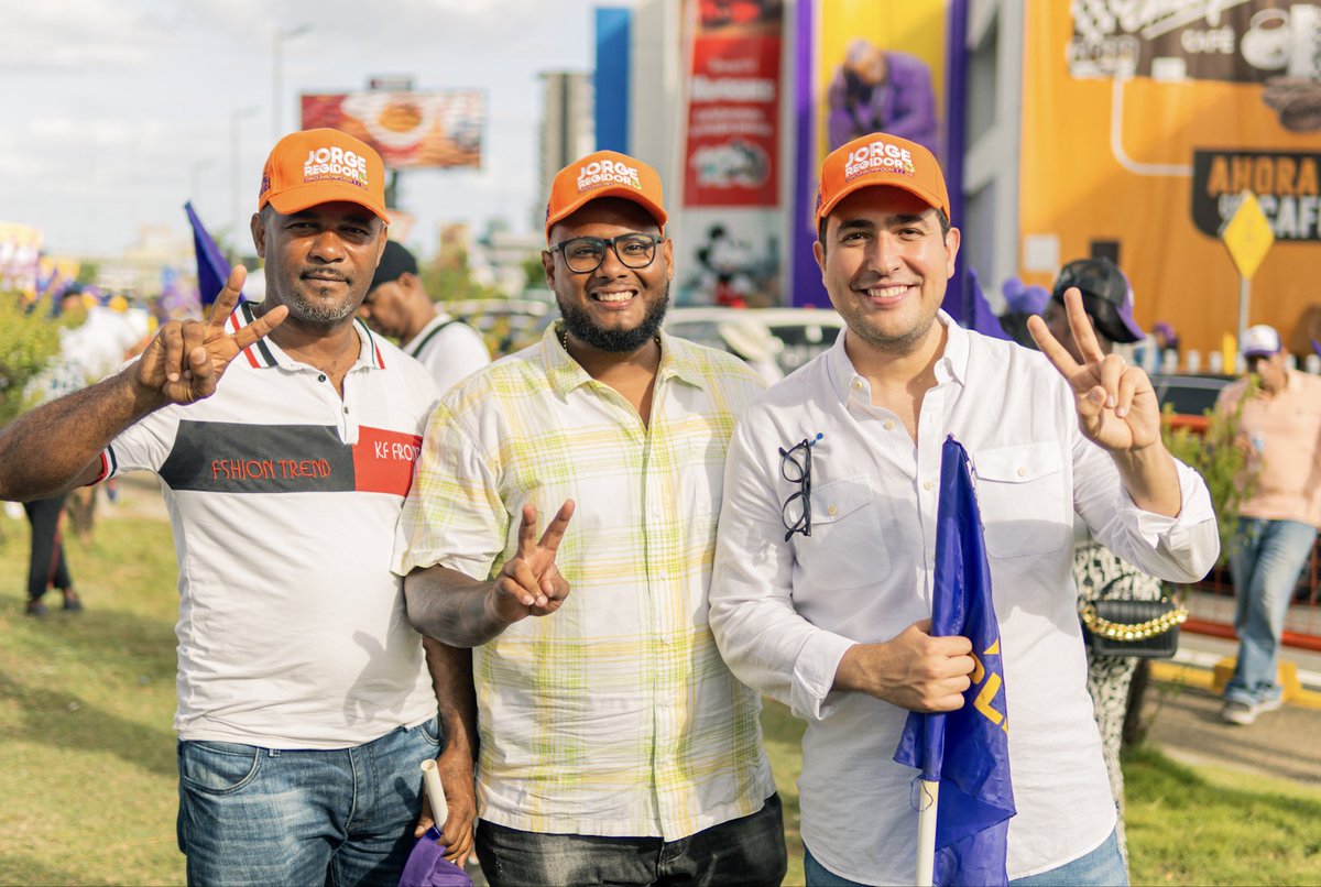JorgeFelizPache's tweet photo. Con gran entusiasmo, nos encontramos recorriendo las calles del Distrito Nacional.-
#ToqueDeBanderaPLD
@AbelMartinezD ✌🏻
#JorgeRegidor 🧡💜
Circunscripción 1, D.N. https://t.co/IhAzLLriT0