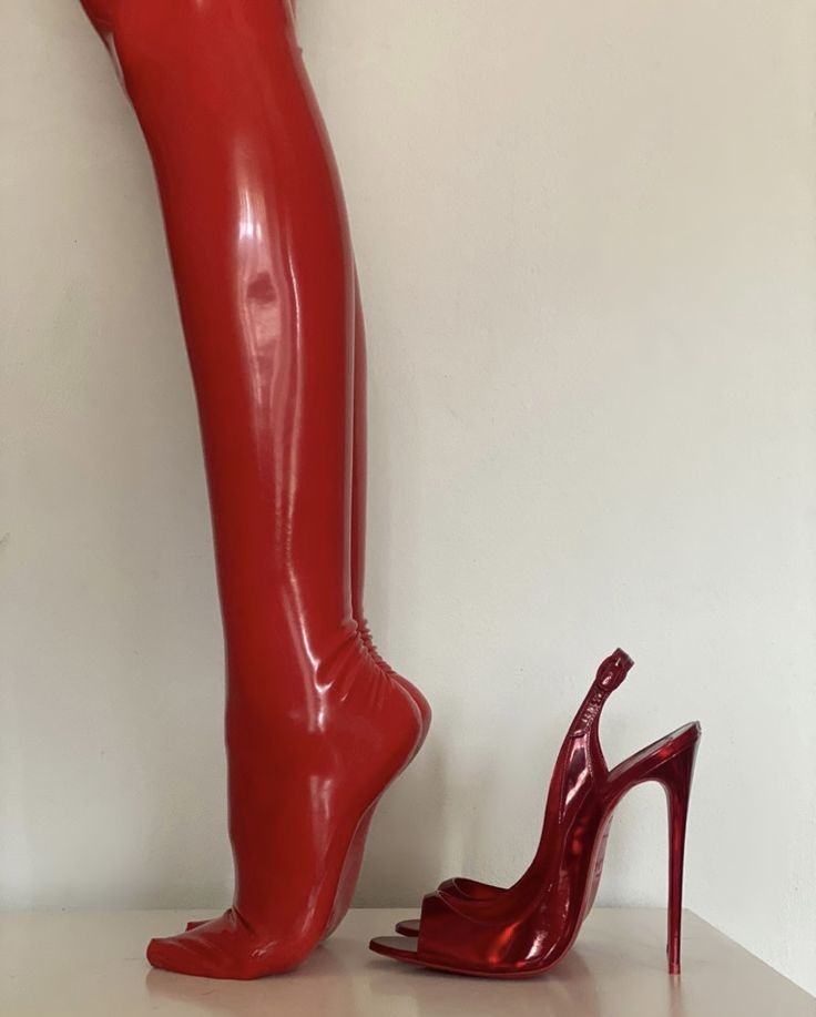 AngelShiny4's tweet photo. #RED # feet 👣👣👣 #latex #BrightAndShiny #louboutin https://t.co/bAjiw9txCE