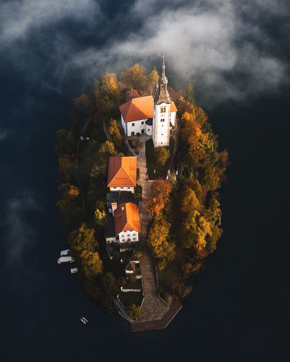 Discover the enchanting beauty of #LakeBled in #Slovenia, where the #ChurchoftheAssumption graces the tranquil #BledIsland. 🌸✨ This mesmerizing view from above, courtesy of the talented <a href="/raulcaramizaru/">Raul Alex Caramizaru</a> (IG), perfectly captures the essence of this epic island 🏞️✨