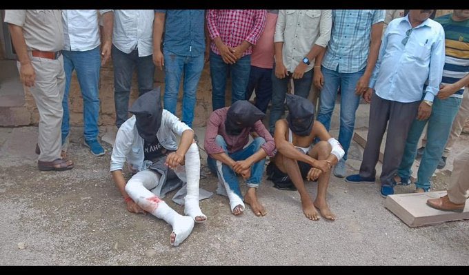 _gurjotsandhu's tweet photo. शिक्षा के मंदिर को बार-बार बदनाम करता भाजपा का छात्र संगठन #ABVP जो महिलाओं का कभी सम्मान नहीं करते।
आरोपी एबीवीपी JNVU जोधपुर के कार्यकर्ता हैं।
जिन्हें राजस्थान पुलिस ने तत्परता दिखाते हुए गिरफ़्तार कर लिया।
@nsui गुनहगारों के ख़िलाफ सख्त से सख्त कार्यवाही करने की मांग करती है। https://t.co/qjPf44S0lG