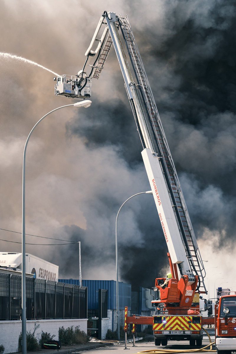 🚨 En estos momentos estamos dando apoyo con un vehículo nodriza 🚒 🧑🏻‍🚒🧑🏻‍🚒 a compañeros de <a href="/BomberosAlcala/">Bomberos Alcalá de Guadaíra 🚒</a>  y bomberos <a href="/DIPUSEVI/">Diputación de Sevilla</a> ante la reactivación del incendio industrial en una planta de reciclaje en el polígono La Red. 
🚫Evite acercarse a la zona.