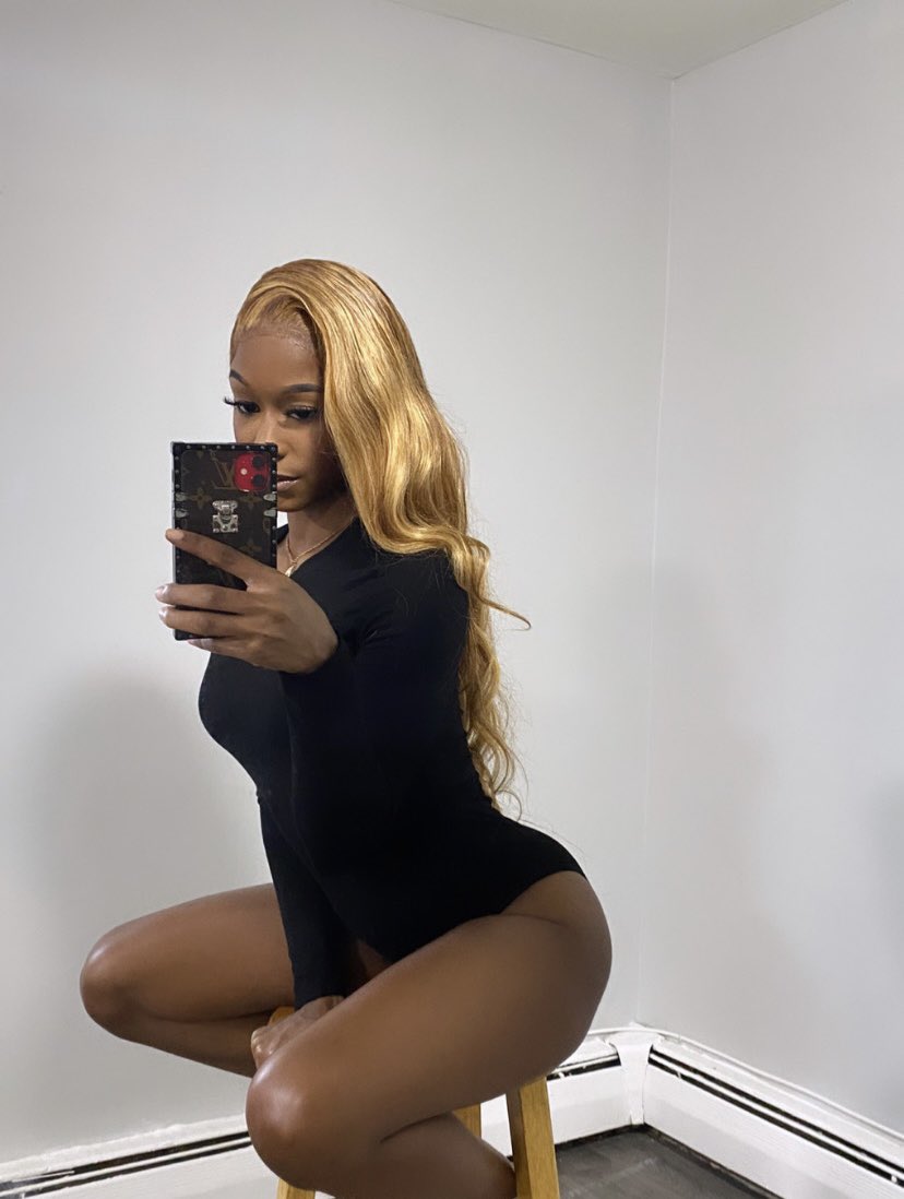 dark skins w blonde hair 😍 >>