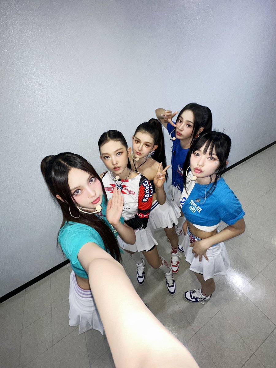 NewJeans_twt's tweet photo. 버니즈~~!!! 오늘은 정말 여름스럽게 알록달록한 색들과 에너지로 무대를 같이 채웠는데 시원한 바람 느껴지셨나요~ 버니즈?? 💗💛💚💙💜🐰
오늘 더욱 다양하게 꾸며진 빙키봉들이 많이 보여서 더 오래 같이 있으면서 하나 하나씩 다 구경하고싶었어요🥹 오늘도 와주셔서 너무 너무 감사해요!! 여러분 저녁 꼭 꼭 잘 챙겨드시고 푹 쉬고 다음 무대를 열심히 준비��테니까 또 봐요 Bunnies!! 💗

#NewJeans #뉴진스 #빙키봉_패밀리