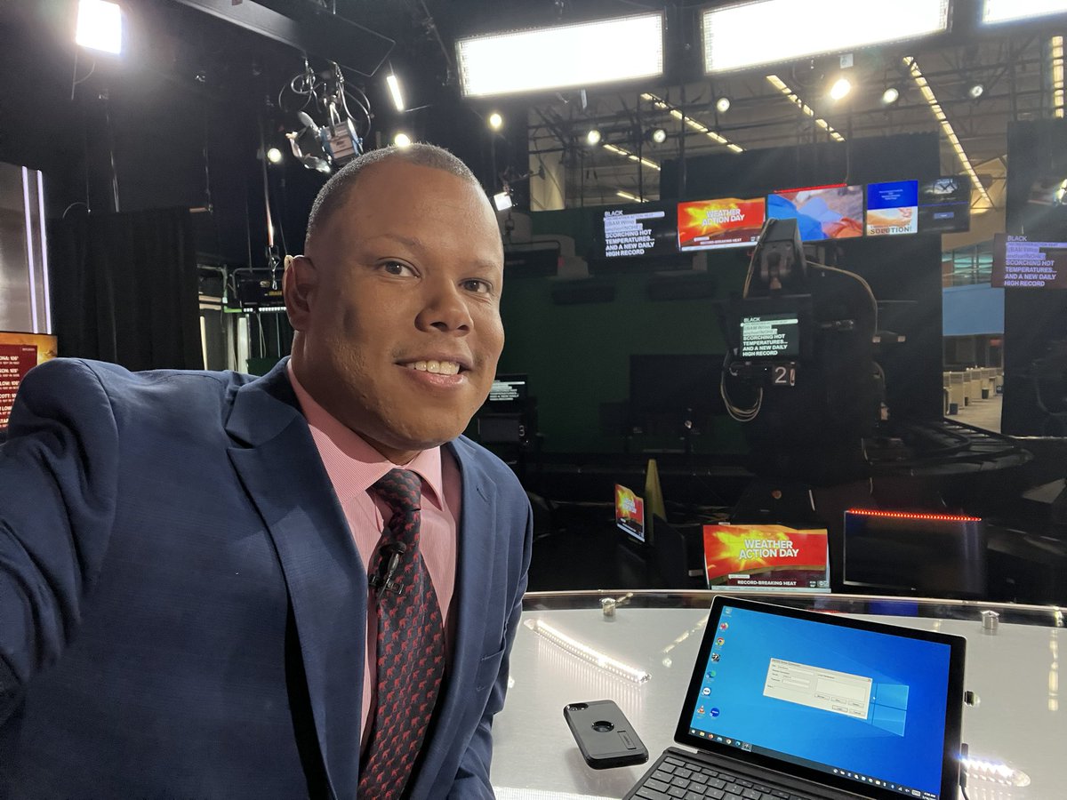 VentonBlandinTV's tweet photo. Aye! Getting ready to hit the air this morning for @abc15 w/ #Nohe! 

We are rocking and rolling, sharing good energy and keeping the folks behind the scenes happy while giving viewers the news! 

Happy Sunday, fam! Tap in and tell us where you are watching (scrolling)!
❤️🙏🏽👋🏾👊🏾 https://t.co/quXWwMNyQp
