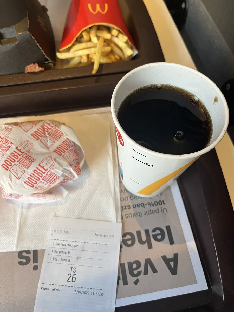 achjoanno's tweet photo. Myslela jsem si, že nic horšího než papírový brčka nemůže přijít. MŮŽE https://t.co/Qyq9UCH9cl