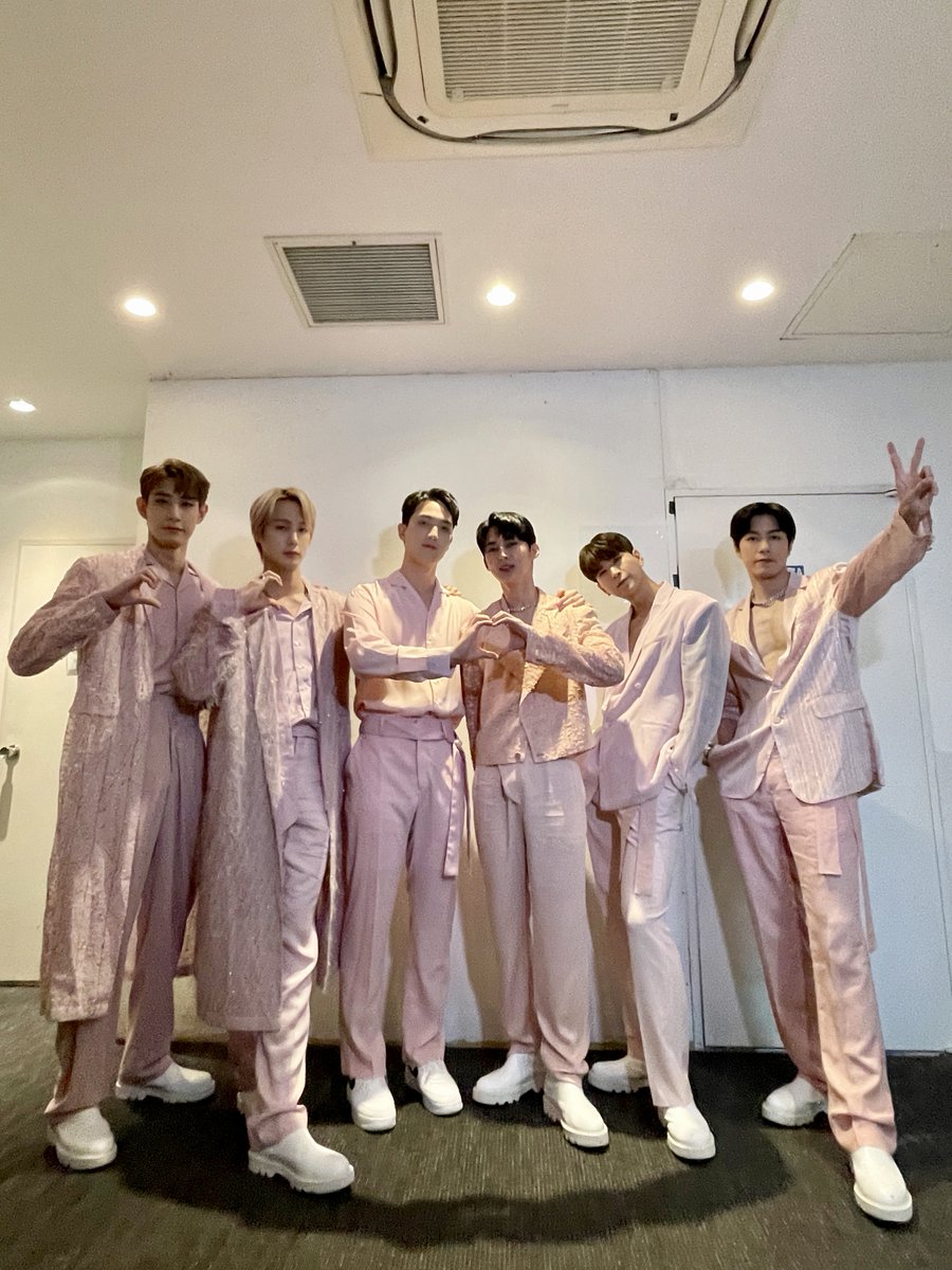 VAV_official's tweet photo. [#TODAY_VAV] 230716 
#TOKYOCONCERT 
오랜만에 일본에서 VAMPZ 만날 수 있어서 행복했어🩷🖤
내일 또 만나👋

#VAV #브이에이브이 
#VAVinJapan https://t.co/3SoXFzvKXq