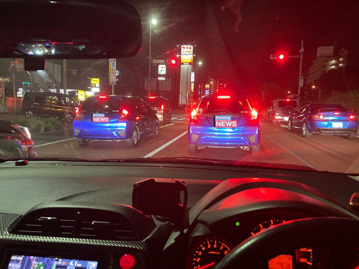 帰り道、フィット3の同色見かけた！
左がガソリンで右がハイブリッドかな？🤔