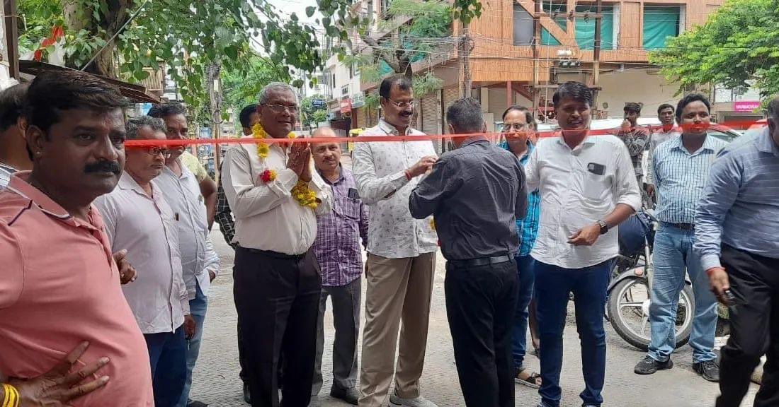 HardiaMahendra's tweet photo. निरंतर विकास की ओर अग्रसर विधानसभा 5 निरंतर विकास की श्रृंखला में आज वार्ड क्रमांक 47 में विकास कार्यों का भूमिपूजन एवं लोकार्पण किया गया।

1 जय बिल्डर्स कालोनी में 9 लाख की लागत से लगने वाले पेवर ब्लाक का भूमिपूजन 

2 सम्यक पार्क नेहरू पार्क में 10 लाख की लागत स��� बनी सड़क का लोकार्पण

3 पंचम की फेल कालका माता मंदिर  एवं हरिजन कालोनी पलासिया में बोरिंग की सौगात।

इस अवसर पर एमआईसी सदस्य एवं क्षेत्रीय पार्षद श्री नंदकिशोर पहाड़िया एवं देवतुल्य कार्यकर्ता एवं रहवासी ��पस्थित रहे।