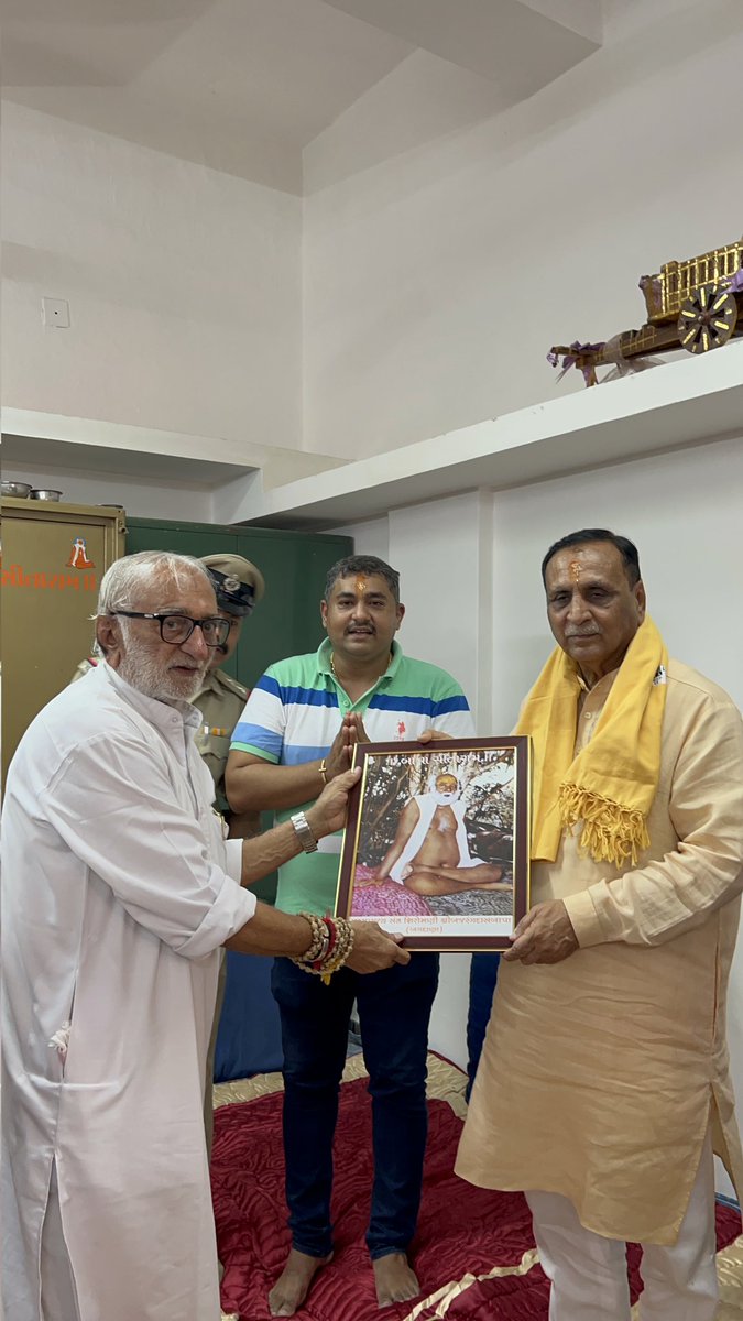 Dinesh_Guj's tweet photo. આજરોજ ગુજરાત રાજ્યના પૂર્વ મુખ્યમંત્રી માનનીય શ્રી વિજયભાઈ રૂપાણી સાહેબ પરમ પૂજ્ય સંત શ્રી બજરંગદાસબાપા ના દર્શને પધાર્યા હતા, સંસ્થાના મેનેજિંગ ટ્રસ્ટીશ્રી મનજીદાદાના હસ્તે સાલ ઓઢાડી સન્માન કરવામાં આવ્યું.
@vijayrupanibjp
@BJP4Gujarat
@Bapasitaram_
#બાપા_સીતારામ https://t.co/bEHhxU9F4D