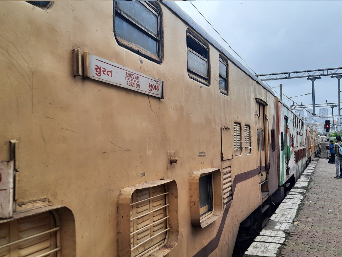 ASarkar1204's tweet photo. End of an era.....
The non ac double decker coaches of 12921/22 surat mumbai surat flying ranee express has been withdrawn from service... to run with lhb from today.
Had an short trip from mmct to plg with fellow rfs.
Gzb WAP5 30024 was the power.
15/07/2023
#Flyingranee https://t.co/TucWflsY2d