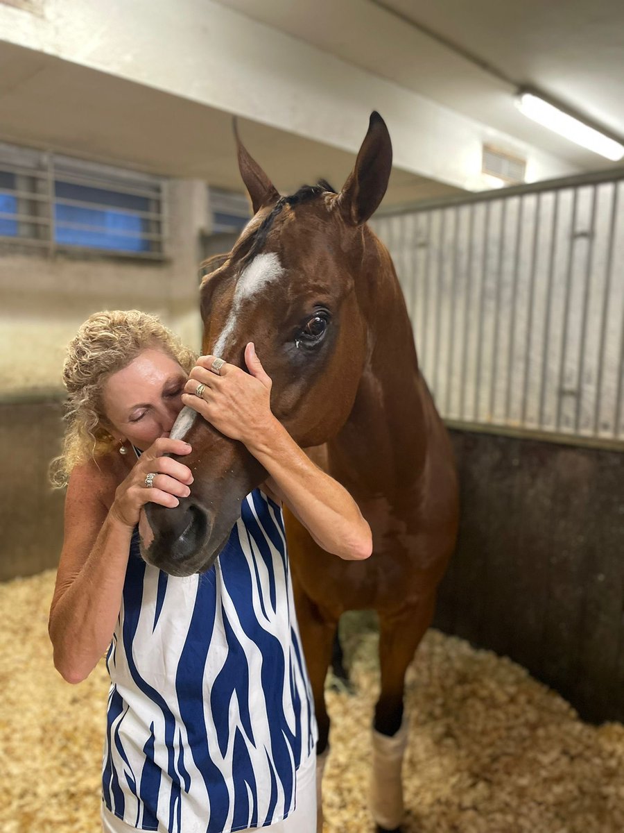 Parterre receiving some love from Beverly after his win today 🤍