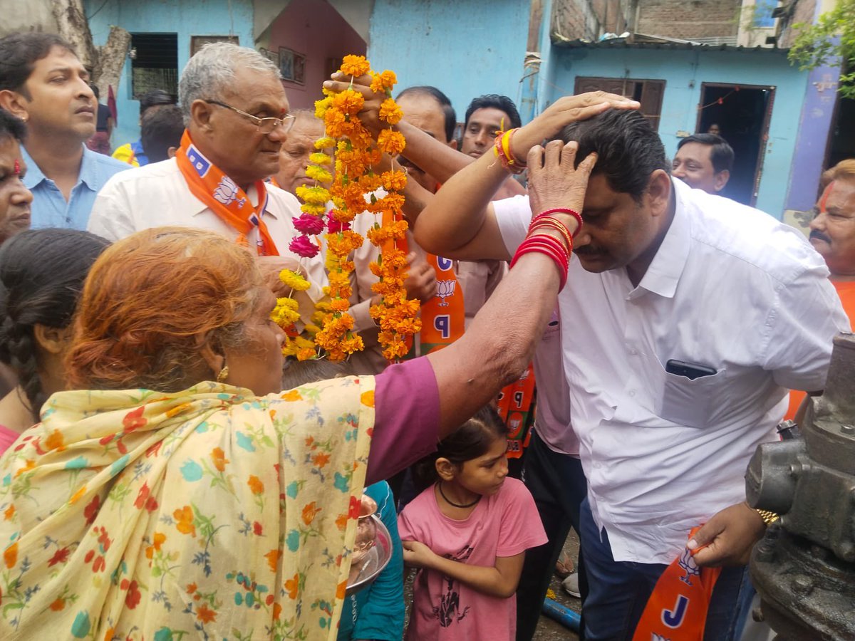 HardiaMahendra's tweet photo. निरंतर विकास की ओर अग्रसर विधानसभा 5 निरंतर विकास की श्रृंखला में आज वार्ड क्रमांक 48 बड़ी ग्वालटोली पासी मोहल्ला में बोरिंग का भूमिपूजन किया गया।

इस अवसर पर श्री अनिल गोहर, मंडल अध्यक्ष श्री दीपेश पालविया,पूर्व पार्षद जितेन्द्र चौधरी जी, वरिष्ठ नेता भोला यादव जी, नंदू बौरासी जी, अजय बौरासी जी, सोहन धिमान जी, नीरज जोशी जी, प्रीतम यादव जी,सुरेन्द्र बौरासी जी, पप्पू धिमान जी, मनोज धिमान जी, कमल बौरासी जी, सन्नी वर्मा जी, सुब्रत बोरासी जी, राजू धिमान जी, संदीप धिमान जी, छोटू धीमान जी, आनंद राय जी, अंतू गहलोत जी, दीपक कदम जी, अनिमेष कैथवास, बलराम बोरासी जी एवं अनेक मातृशक्ति उपस्थित रही।