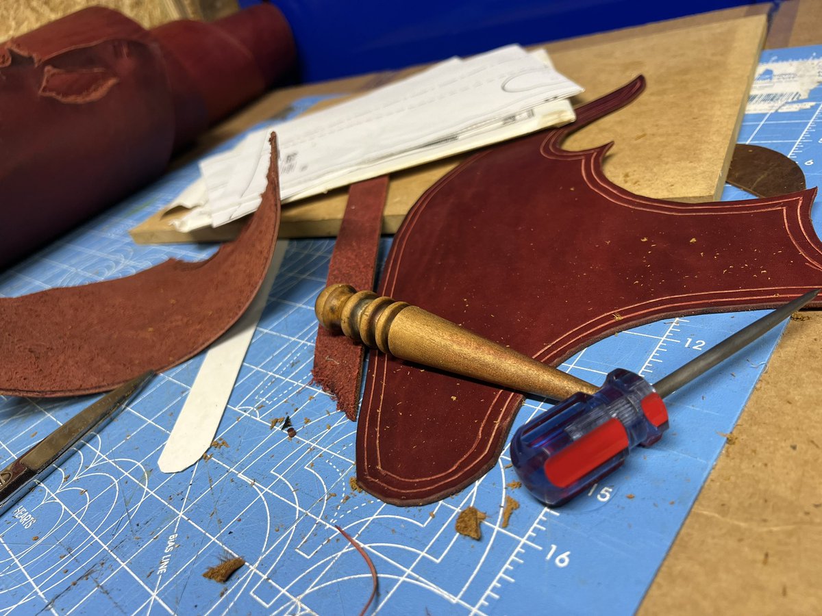 Sunday morning show work. #leathercraft #leather #Sundaymorning