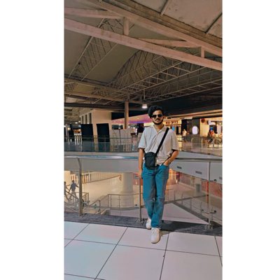 meme_makerr_'s tweet photo. #NewProfilePic
Back after 3 years😂💛 https://t.co/fNFLmRgZ14