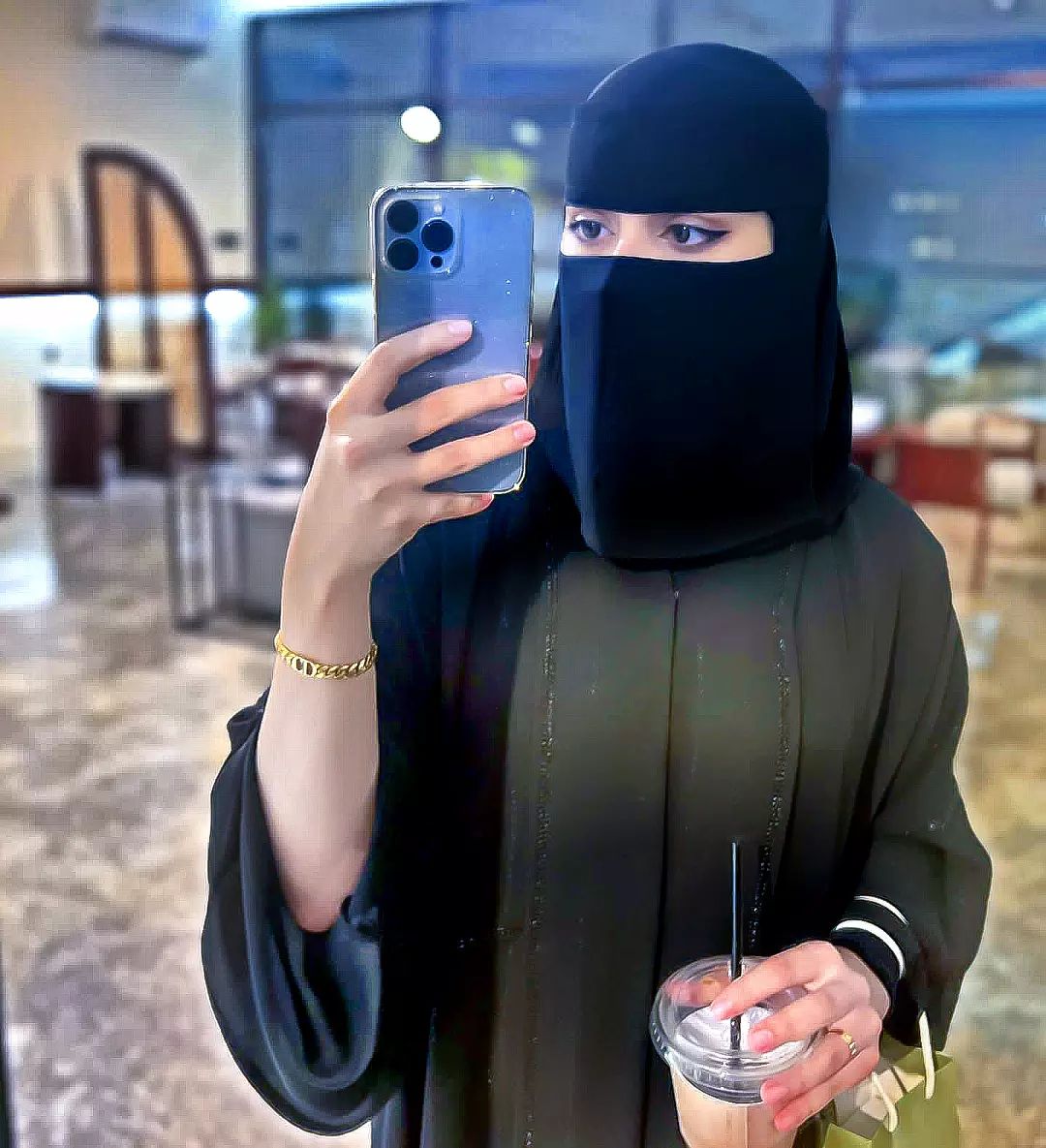 سؤال   للنقاش؟ 

هل توافق أن تقتص زوجتك مبلغ بسيط من راتبها إلى أهلها إذا هم بحاجه للمال !؟