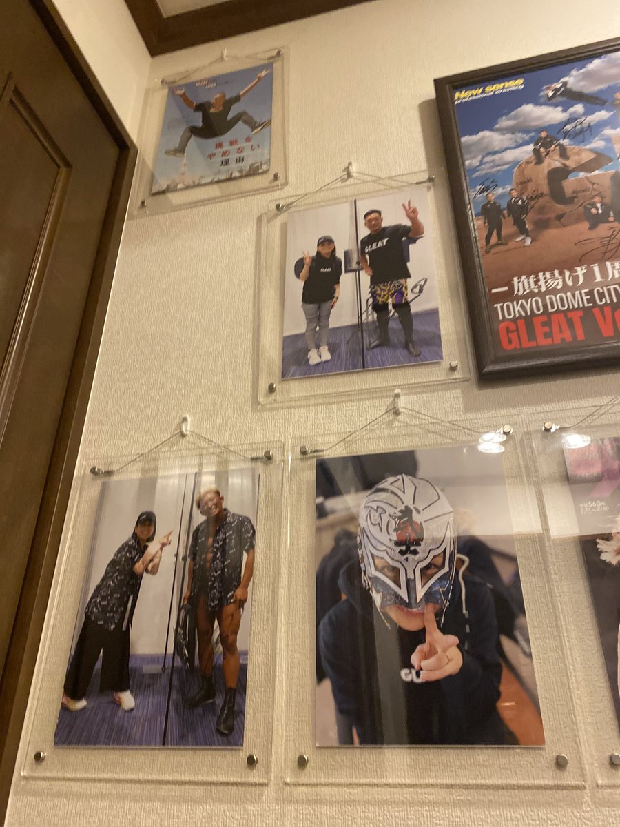 BOSS_BJJ's tweet image. GLEAT～Osaka Meet&amp;amp;Greet vol.1
プロレスBAR カウント2.99に行ってきました〜。撮影会の写真にサイン✍️入れて戴いたぜ！

#エル・リンダマン
#thawk
#ありがとうございます😊