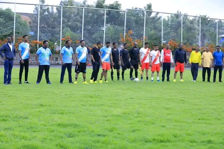 BahirdarC's tweet photo. የፌዴራልና የባህር ዳር ከተማ አመራሮች የወዳጅነት የእግር ኳስ ጨዋታ አካሄዱ።
የክረምት ስራዎችን ለመደገፍ ወደ አማራ ክልል የመጡ የፌዴራል አመራሮች ከክልሉና ከባህርዳር ከተማ አመራሮች ጋር የወዳጅነት የእግር ኳስ ጨዋታ አካሂደዋል። https://t.co/ucxCKuYsGf