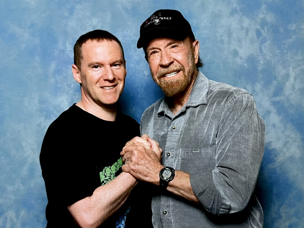 FLYNNTOONARMY's tweet photo. Meeting Chuck Norris at LFCC @chucknorris #chucknorris #karate #film #martialarts #wayofthedragon #ComicCon #lonewolfmcquade #lfcc2023 #missinginaction #deltaforce #walkertexasranger #lfcc #expendables2 #convention #showmasters #showmastersevents @showmasters_events https://t.co/jh7RWdOrqm