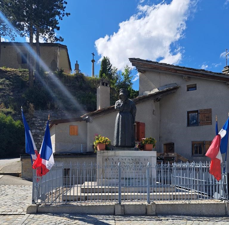 MasterDef_R2's tweet photo. Quand tes amis connaissent parfaitement tes centres d'intérêt et t'envoient des photos de leurs vacances...
Les monuments aux morts de #Termignon (et son émouvante "Pleureuse") et #Lanslebourg
#Maurienne #Savoie.
Merci Stéphane😉 ! https://t.co/4jBQIkJmpd