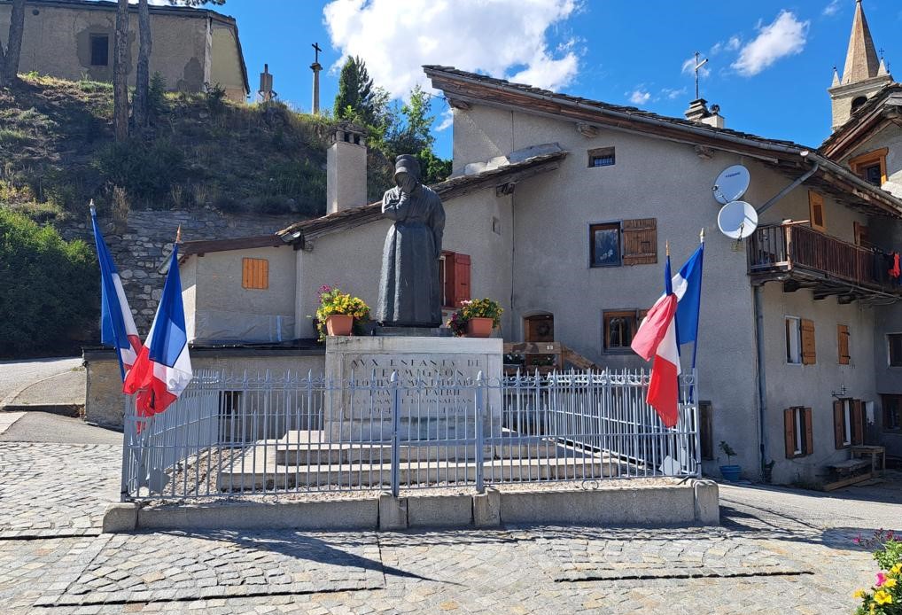 MasterDef_R2's tweet photo. Quand tes amis connaissent parfaitement tes centres d'intérêt et t'envoient des photos de leurs vacances...
Les monuments aux morts de #Termignon (et son émouvante "Pleureuse") et #Lanslebourg
#Maurienne #Savoie.
Merci Stéphane😉 ! https://t.co/4jBQIkJmpd
