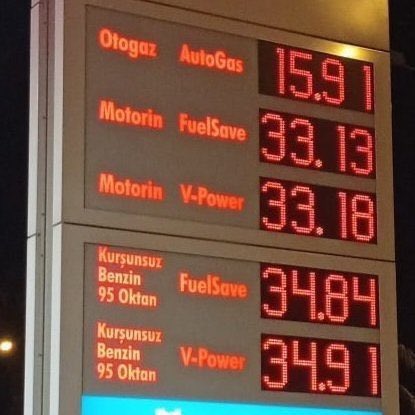 Karadeniz’de trilyon dolarlık havagazı, Gabar’da petrol filan, Polyana masallarıma inandınız mı?
İnandınız..
5 sene daha koltuğu bana verdiniz mi?
Verdiniz…
Mecliste sağlam bir çoğunluk da verdiniz mi?
Verdiniz..
Yüce Mecliste vekilleriniz de bana istediğim zaman vergileri