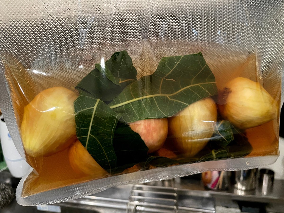 h_gashiyama's tweet photo. マニアックすぎて、フォロワーさんの0.1%くらいにしか役に立たなさそうなテクニックなんだけど…

イチジクのコンポートを作る時
イチジクの葉も一緒に漬けると凄まじく香りが良くなる！

イチジクの香り成分は身より葉に圧倒的に多く含まれてるから、香りをつけたいなら葉を活用すべし https://t.co/we63eHlpaS