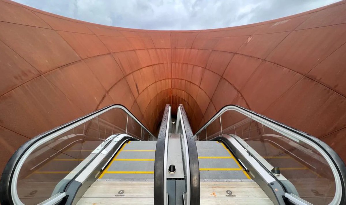 Ci sono voluti 17 anni ma è finalmente pronta l'opera realizzata dal celebre artista contemporaneo ANISH KAPOOR a Napoli: si tratta di una spettacolare stazione della metro

Qui tutta la storia: bit.ly/3pwzlRc