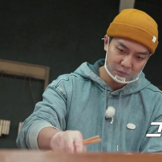Ramyeon Brothers Ep 8 will show :
- Chef Seunggi teaching how to cook Ramen with his new recipe and with Q & A portion
- The Bros opening up a dating counseling center 
-  unique MC Seunggi instict 

Hope they have S 2 in a Western country

#LeeSeungGi 
#RamyeonBrothersInJapan