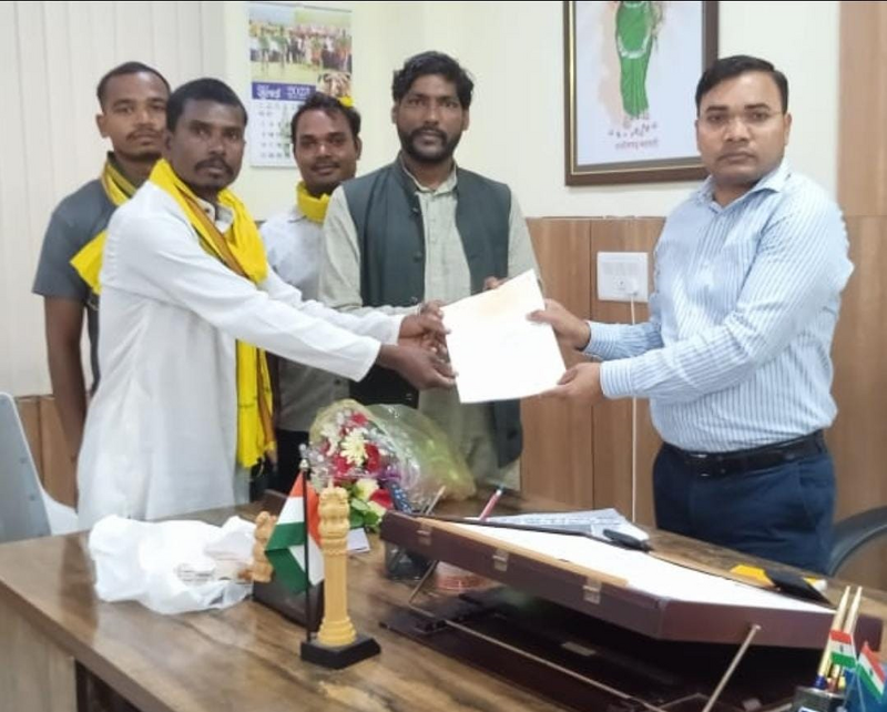 sankrantimedia's tweet photo. मुंगेली-छत्तीसगढ़:- छत्तीसगढ़ प्रदेश के जिला मुंगेली मुख्यालय में गत दिनों हो रहे बड़े पैमानें में प्लाटिंग से नाराज कुछ लोगों द्वारा जिला कलेक्टर एवं पुलिस अधीक्षक से लिखित शिकायत कर मांग की है कि यहां जमीन पर हो रहे व्यापार के पीछे जो सहयोगी की भूमिका

https://t.co/e8kkI7QuAc https://t.co/DZ01nCmblI