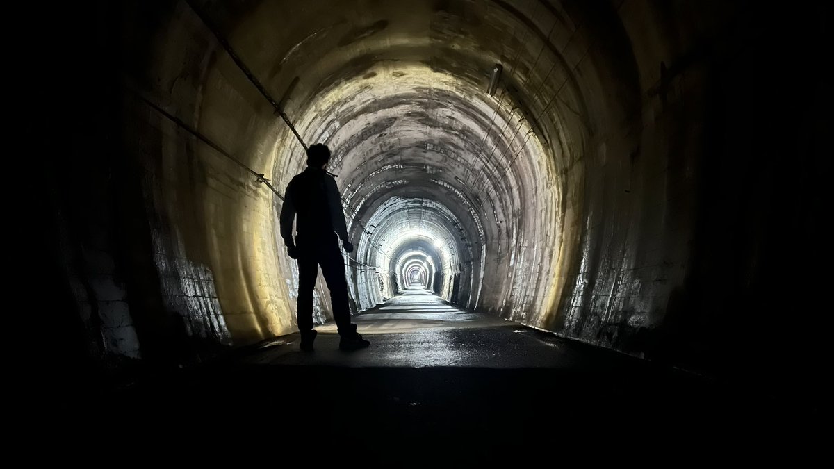 ちーばが風邪ですが無理矢理引っ張り出して撮影してます。ちーばめちゃ太ってたけど元に戻ってました。

#写真は夏焼隧道
#トンネルの長さ1.7km
#長すぎる
#ジメジメ
#手掘り
#懐かしい写真