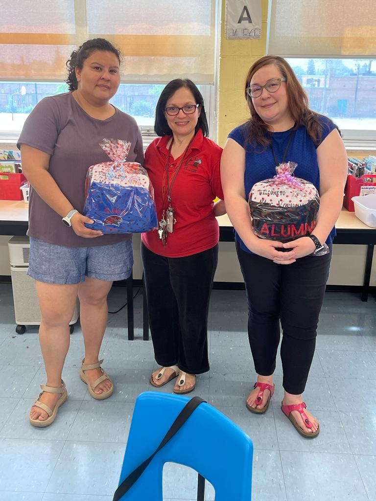 Ms. Davila tweet media