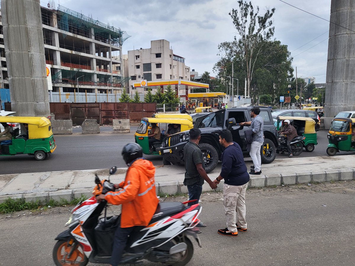 Chirdeep Shetty (@chirdeepshetty) on Twitter photo Hi <a href="/blrcitytraffic/">ಬೆಂಗಳೂರು ಸಂಚಾರ ಪೊಲೀಸ್ BengaluruTrafficPolice</a> . We just witnessed this crazy driver driving his thar over the 1 ft divider in front of Uru brewpark, JP nagar. The driver seemed to be completely drunk and created havoc with the main road traffic. Hi <a href="/blrcitytraffic/">ಬೆಂಗಳೂರು ಸಂಚಾರ ಪೊಲೀಸ್ BengaluruTrafficPolice</a> . We just witnessed this crazy driver driving his thar over the 1 ft divider in front of Uru brewpark, JP nagar. The driver seemed to be completely drunk and created havoc with the main road traffic.