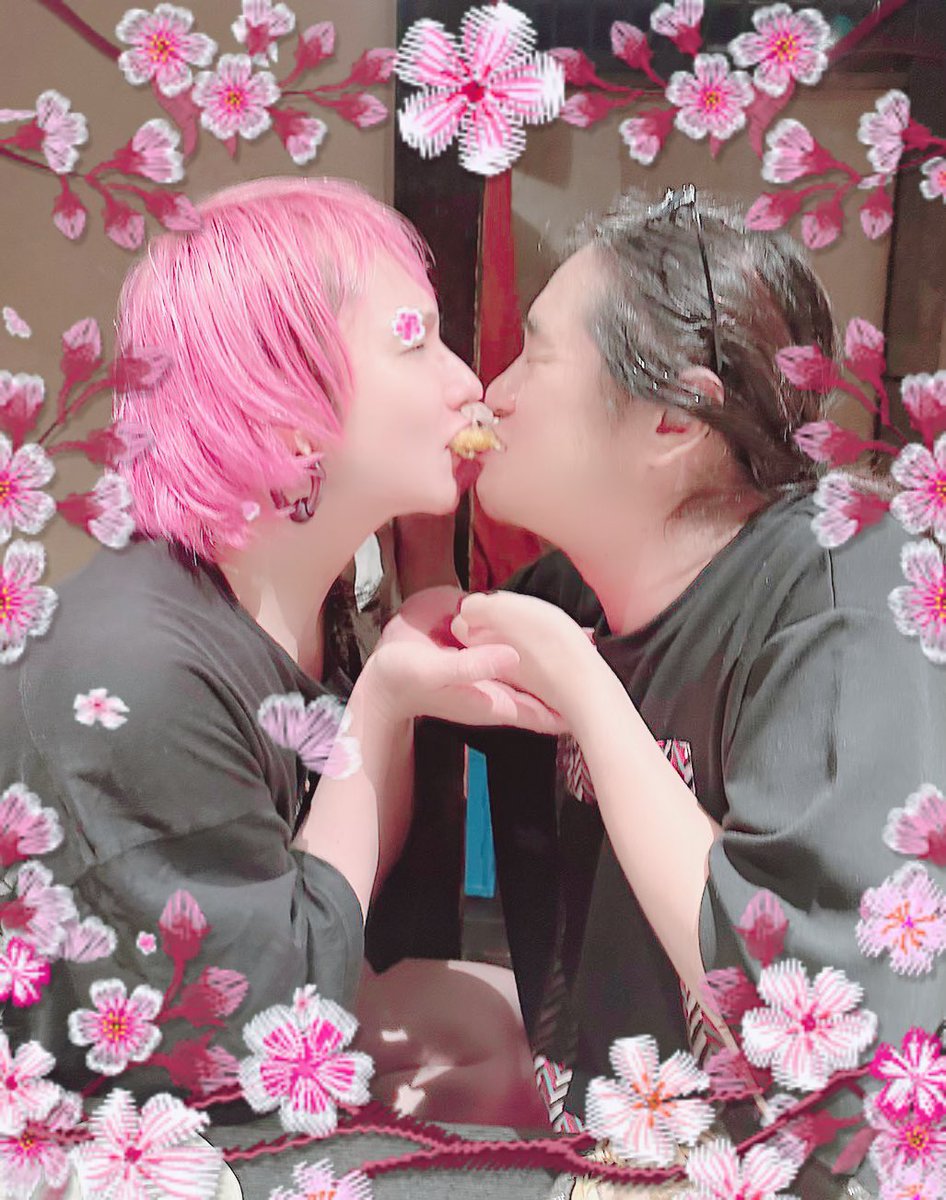 rice_yuki's tweet photo. MASAKIさんの現場の打ち上げで
カニクリームコロッケを
都さんとふたりで両端から同時に食べてます🦀
何してんだ我々😋 https://t.co/QUN8hHJC2X